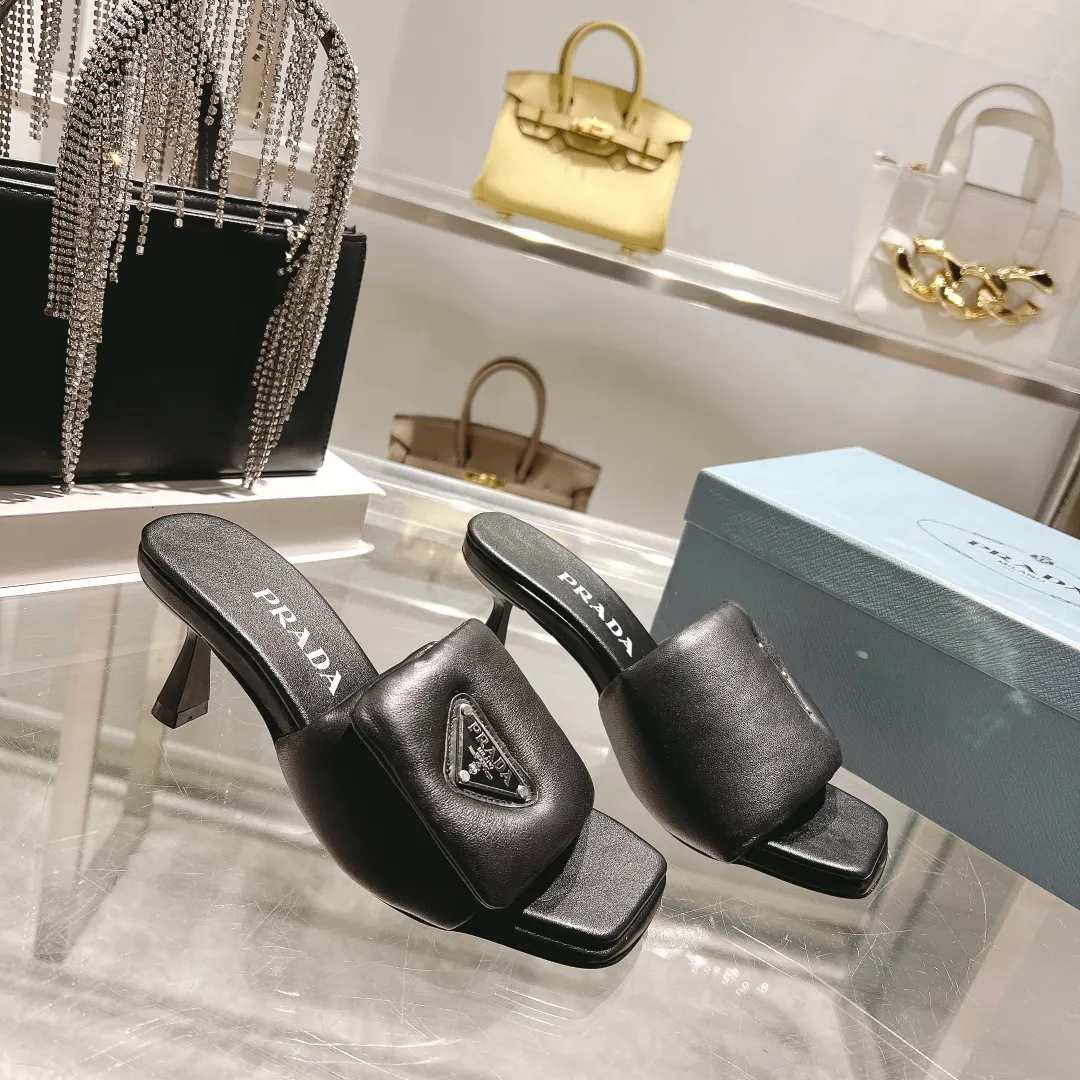 👟👟Ex-factory price 460👟👟 New hot model 🔥 🔥 🔥 4046SS Prada mid-heeled slippers. PRADA top version, original last, one-to-one zero-distance creation! Use the best materials to create the best shoes! Fabric: Imported sheepskin fabric Lining: Imported sheepskin lining Outsole: Really big Italian leather sole! Heel height: 6.5cm Size: 35-39